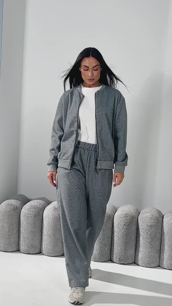 Conjunto cazadora bomber y pantalón