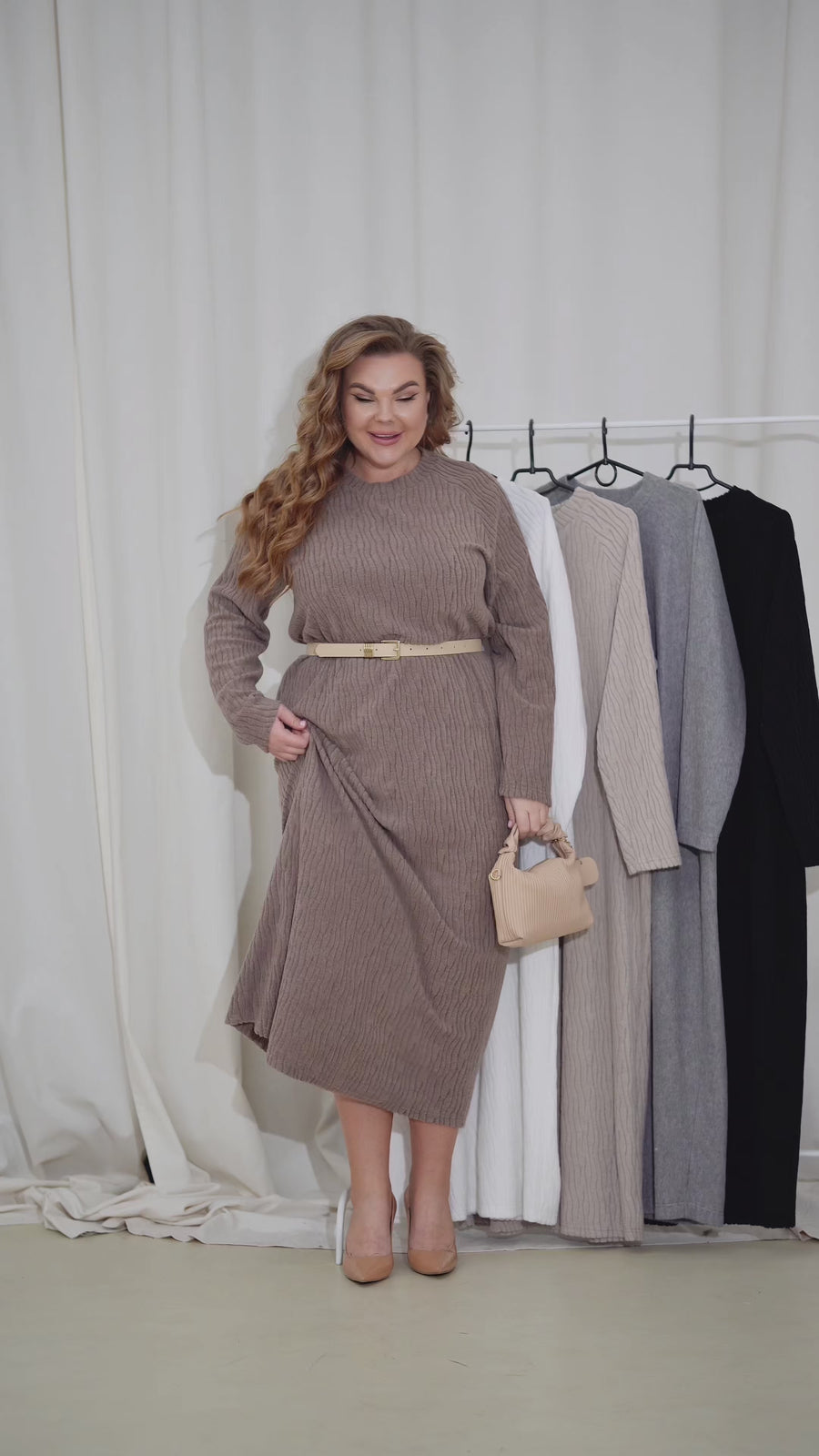 Sukienka midi wykonana z miękkiej dzianiny