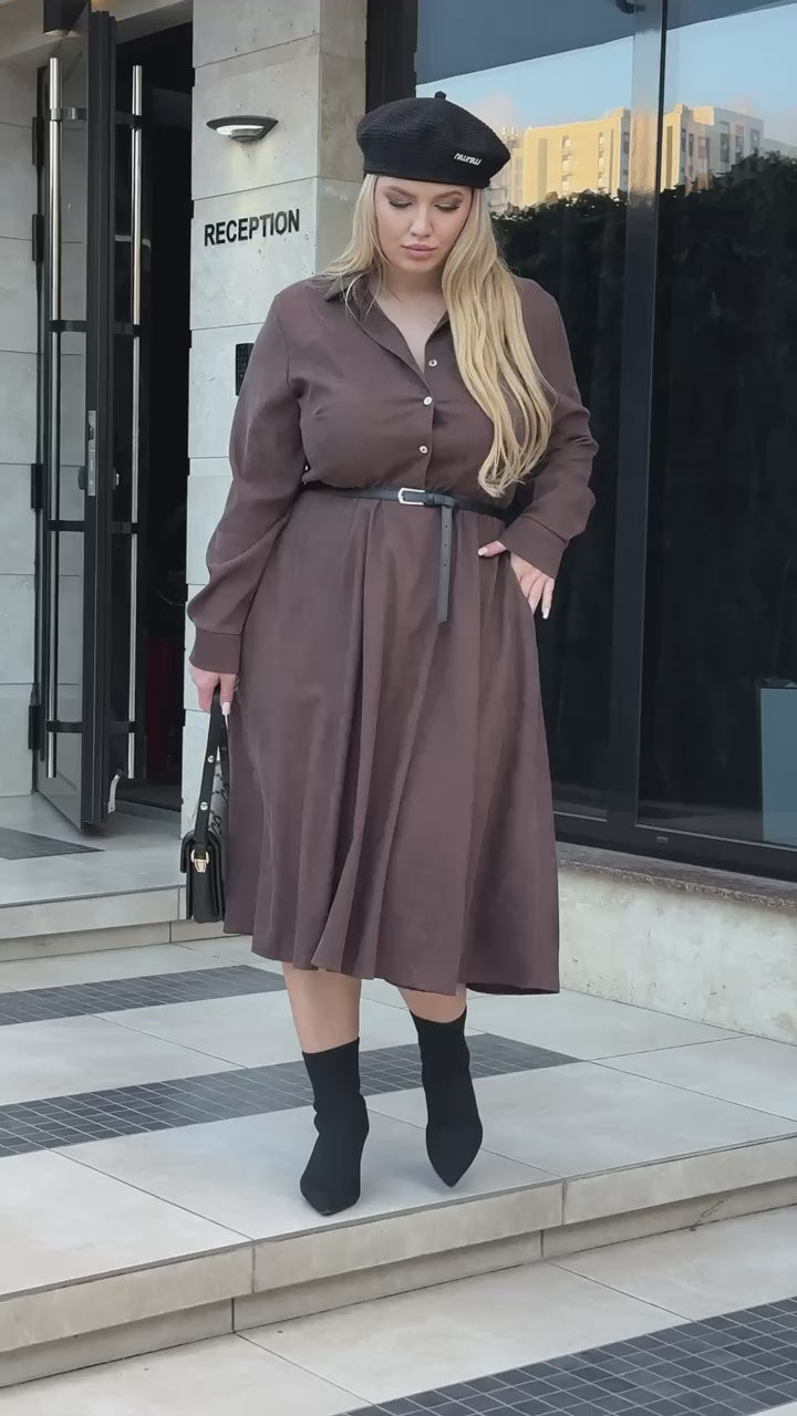 Geripptes Samtkleid mit Taschen