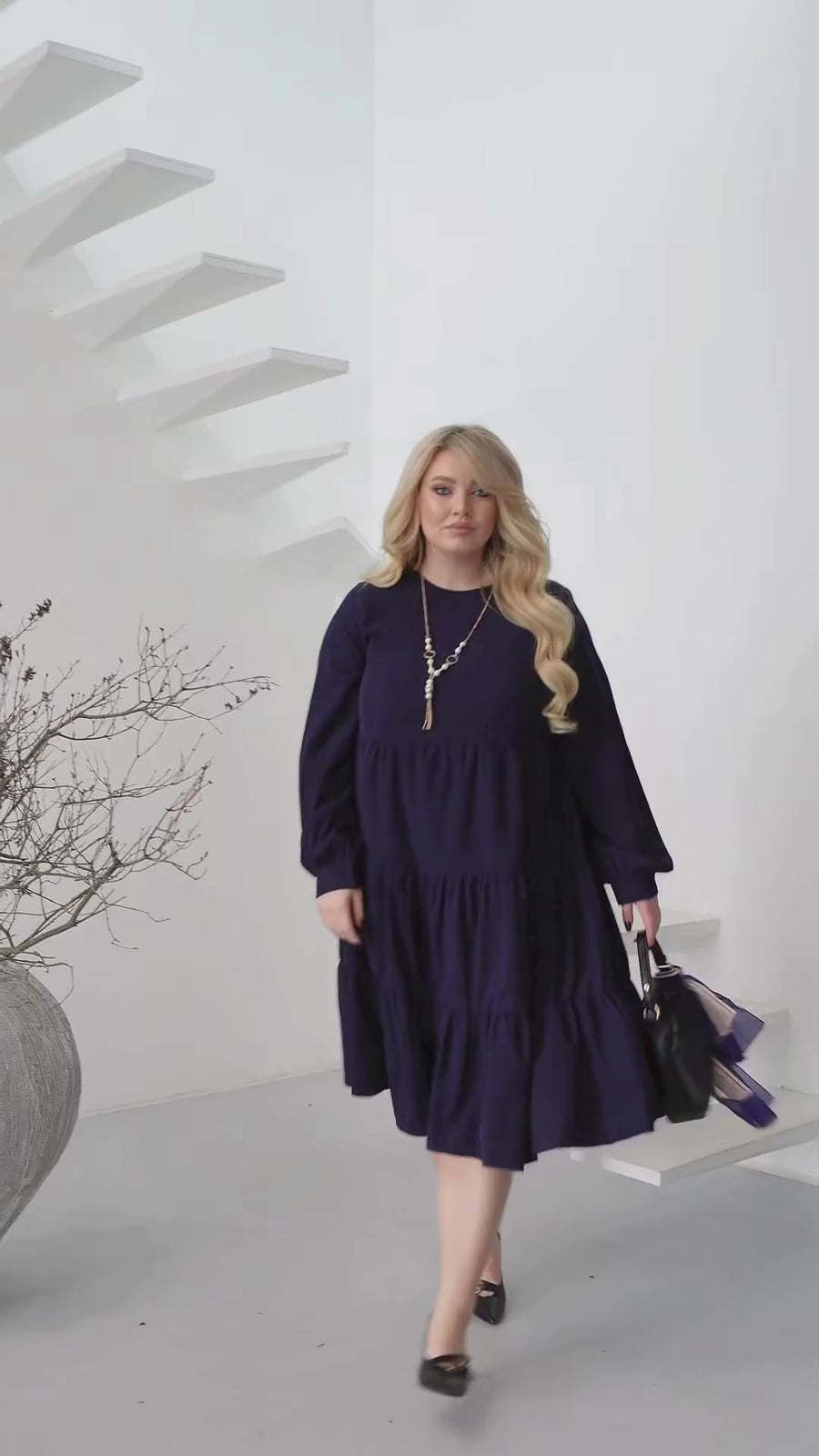 Aksamitna sukienka w prążki z falbankami