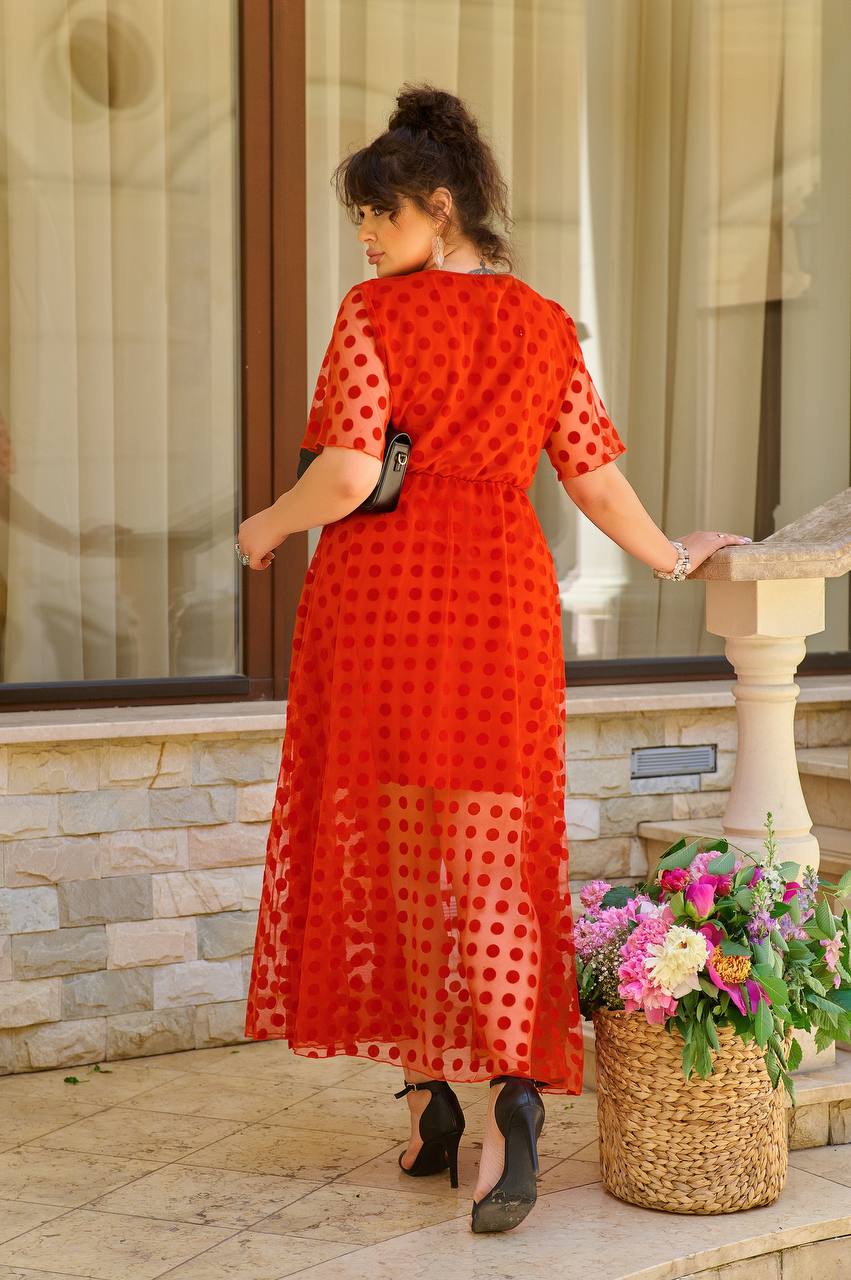 Lange jurk gemaakt van mesh